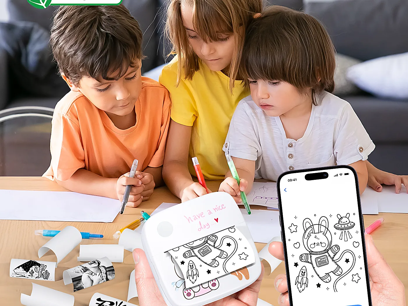 Trois enfants créent ensemble autour d’une même table, dessins et impressions étalés devant eux.